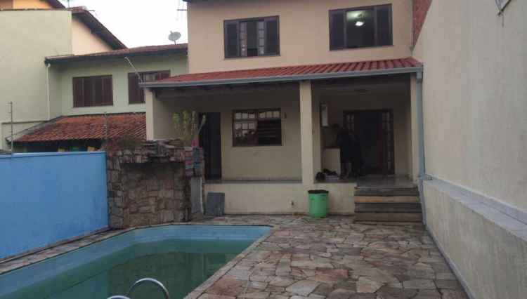 fundos-piscina-casa-vila-oliveira-imobiliaria-sakai-venda