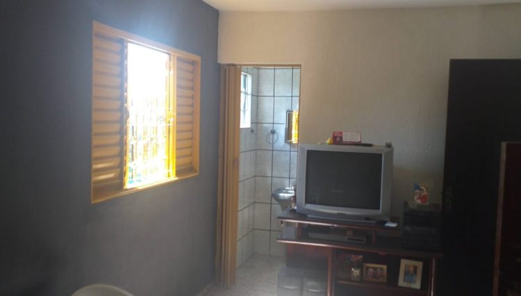 sitio-estrada-taiaçupeba-casa-sede-3-dorm-sala-cozinha-banheiro-varanda-2-suites-4banheiros-mina-aágua-3-alqueires-poço-1.5km- ( (31)